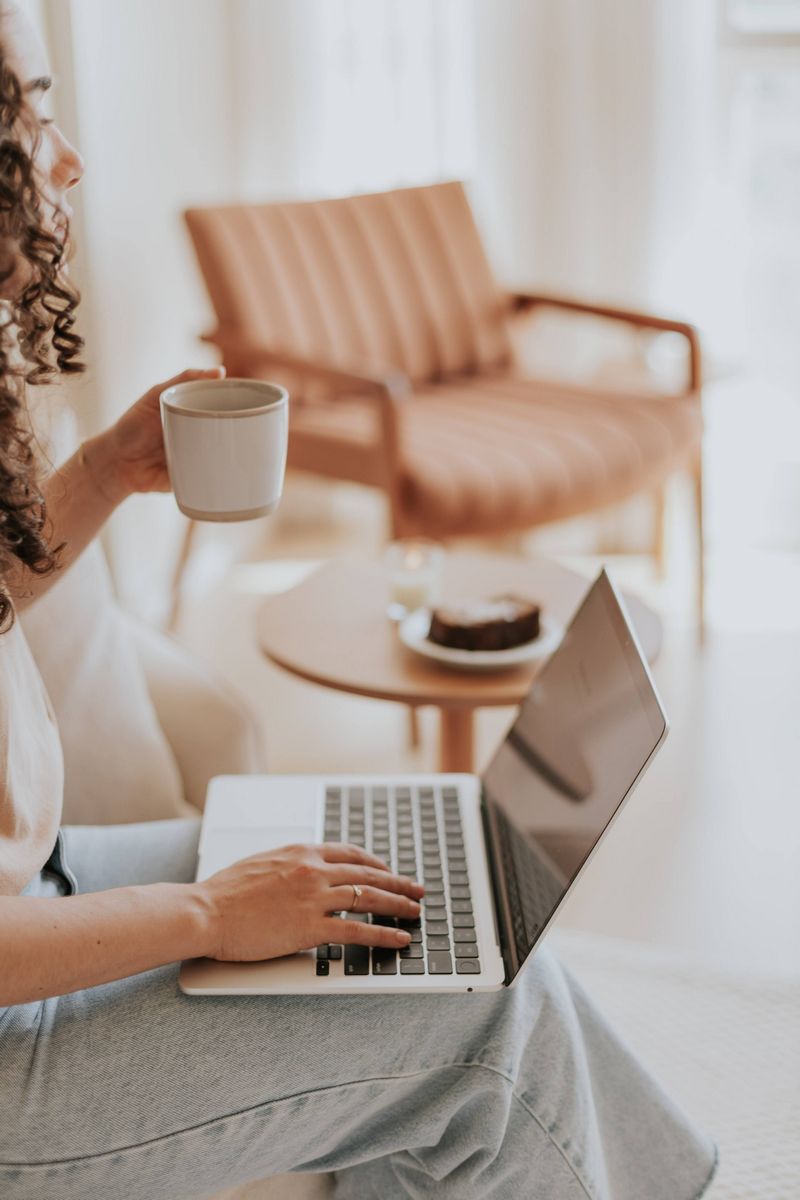 Idée aménagement télétravail salon confortable par Slow Déco Charente-Maritime.